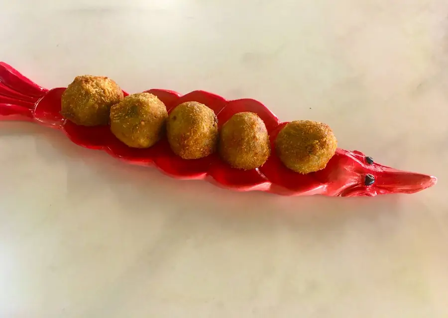 Fuente cerámica alargada en forma de pescado para la puesta en escena del marisco, Boca Pez