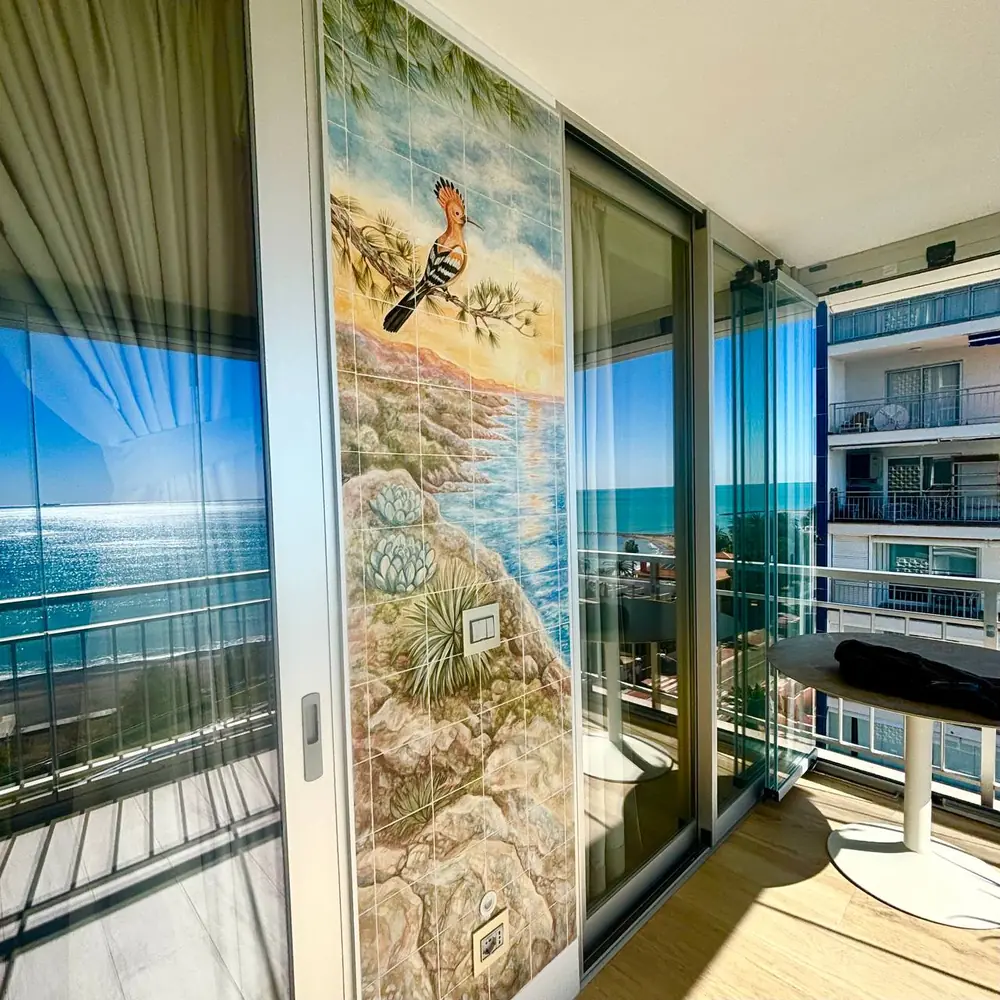 Panel cerámico con vistas al mar instalado en una terraza de vivienda privada