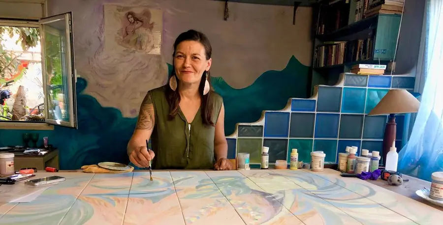 Inga Burina pintando en el estudio